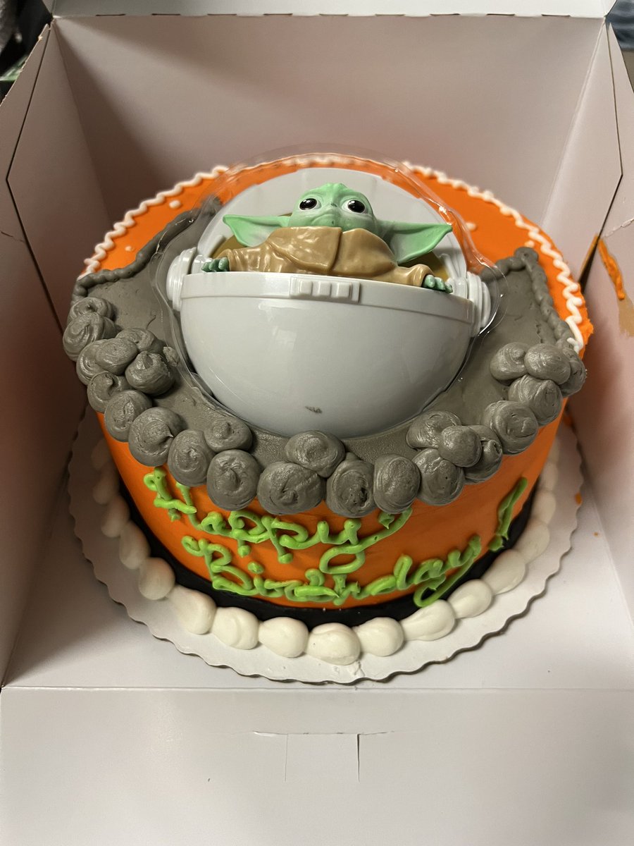 Amish_Ace's tweet photo. Face cake smash in 5 minutes! 

#twitch #birthday https://t.co/BS70bbZf0E