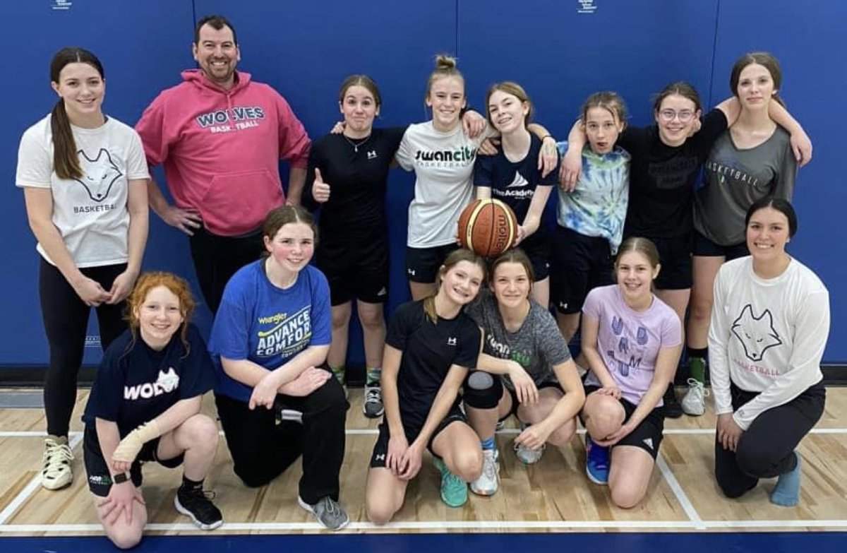 GPPSD2357's tweet photo. A big #GPPSDThanks to coach Bill Bradley, Alexandra Mills and Raylene Badger of the NWP Wolves Women’s #Basketball Team for joining École Montrose students at practice. Our students were #inspired to see local players following their dreams beyond high school!
@NWP_AB https://t.co/ttppUsXJXG