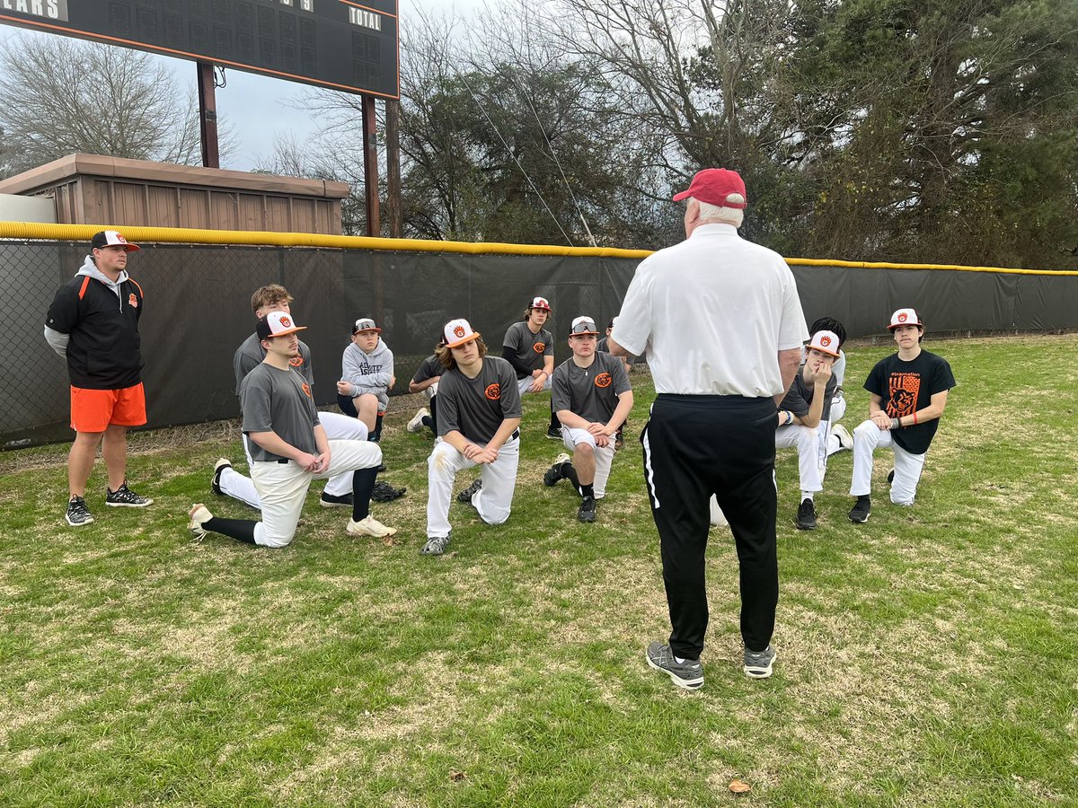 GladewaterBSB's tweet photo. Thank you @SteveMarrs19 

#wecan
#GoBears https://t.co/sHek00h9Fo