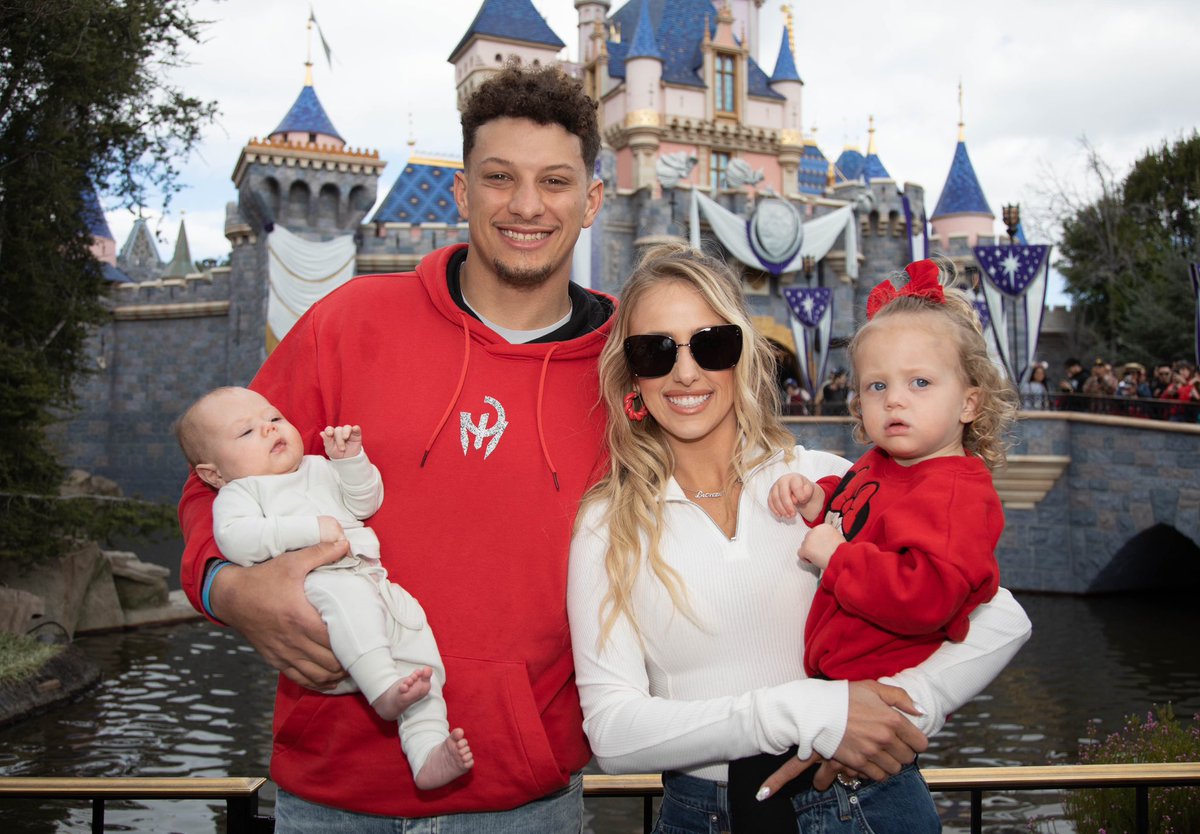 PatrickMahomes's tweet photo. Disneyland with the fam ✅ https://t.co/uGddntgr2L