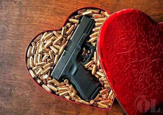 V-Day Suprise ဆိုၿပီး Glock နဲ႕ 
အေတာင့္ ၁၀၀ ကို ဘူးေလးနဲ႕
ပို႔ေပးလိုက္ရင္ ေကာင္းမွာ😜😂