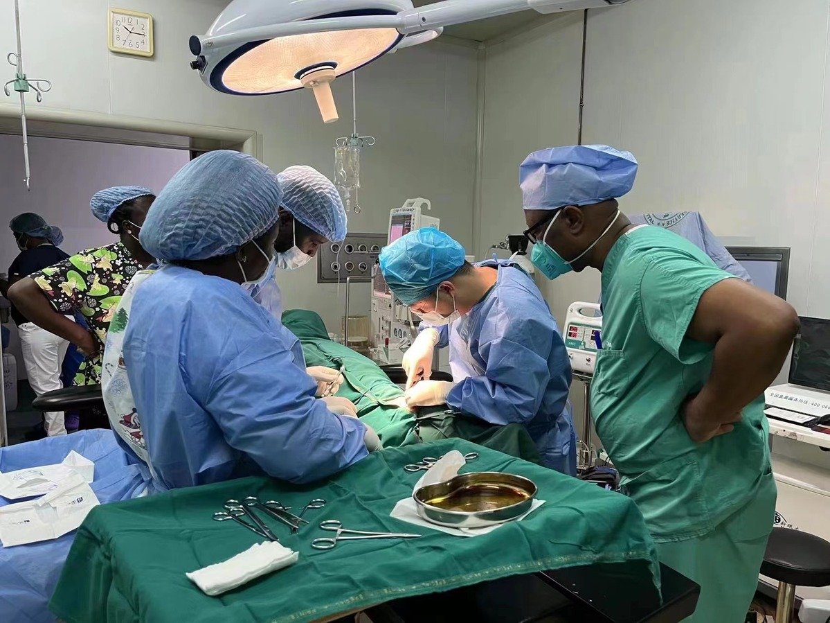iGuangdong's tweet photo. "Fearing no hardship, being willing to sacrifice, saving the lives of the wounded and dying," the Chinese embassy in Ghana @ChinaEmbinGH spoke highly of the 11th Chinese medical team's assistance to the African country. Great job, #Guangdong medical workers! 👍 #GDstories https://t.co/eg2lJTht6V