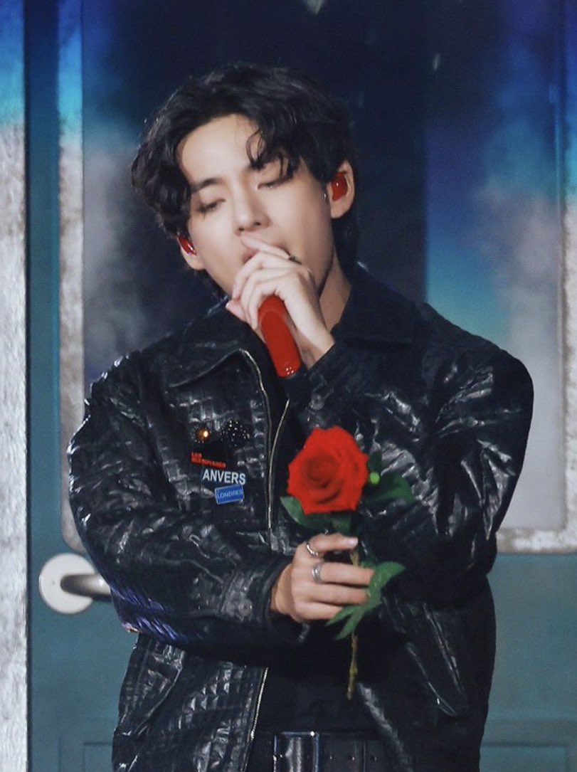JhaAe_Kim's tweet photo. 𝕙𝕒𝕡𝕡𝕪 𝕧𝕒𝕝𝕖𝕟𝕥𝕚𝕟𝕖'𝕤 𝕕𝕒𝕪 ❤️🌹💜
วันนี้เราไม่ต้องเหงานะ เพราะเรามี valentine's gift💜 เป็น RunBTS 💜✨
#Kimtaehyung #TAEHYUNG #BTSV #V #RunBTS #ValentineWithV #ValentineWithBTS https://t.co/qJPRG8EeBS