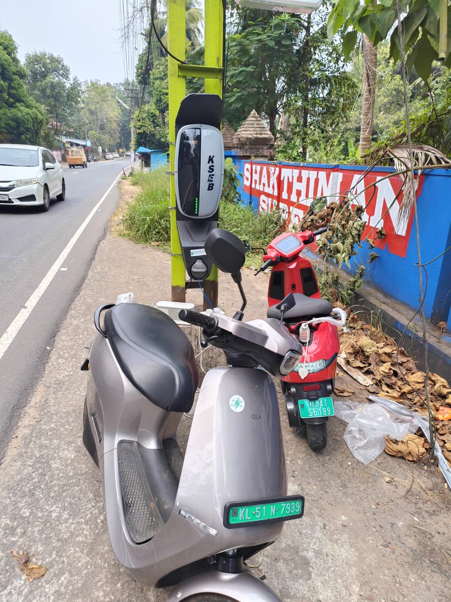 vineeth20948284's tweet photo. Thanks @ChargeMod for the quick response when we are out of charge and found a new device in thiruvankulam which was not commissioned but helped us to charge from that #kidos to cust care suport @ChargeMod we need more stations in between muvattupuzha and tripunithura https://t.co/fHGR7IlBUd