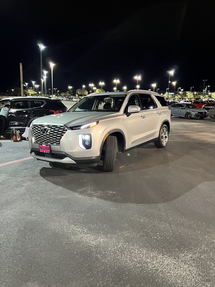 KeeneyHD's tweet photo. 3rd kid means we gotta get that 3rd row seating. #hyundaipalisade #3rdrow https://t.co/6sRJEXpDAL