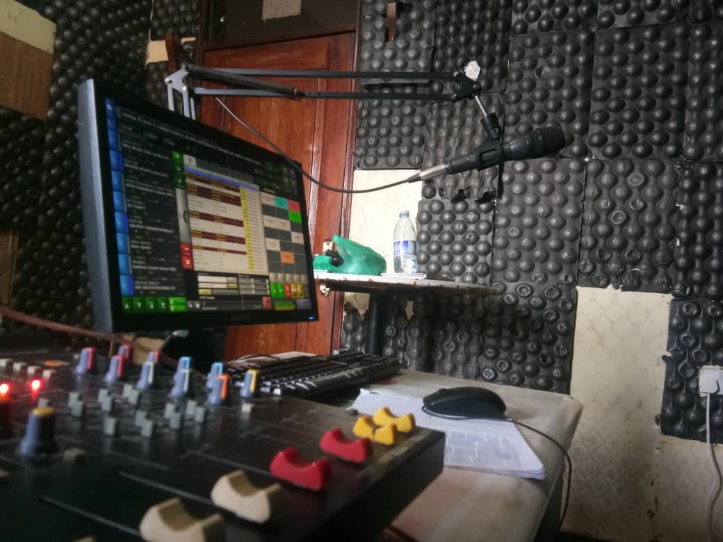 ShabanKigozi1's tweet photo. Good morning Uganda.. @theorangeschoo1 Informs you about our 75% Hands on training skills at our Online Radio studios.. And yes our Online Radio needs presenters. Auditions to be communicated. #JobConnection is our Secret. Whatsapp 0757823380 for details @BrianSsabavuma https://t.co/KL5nxyo4df