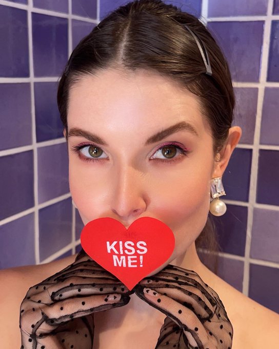 3 pic. Happy Valentine’s Day ❤️? https://t.co/y3poplmVMY