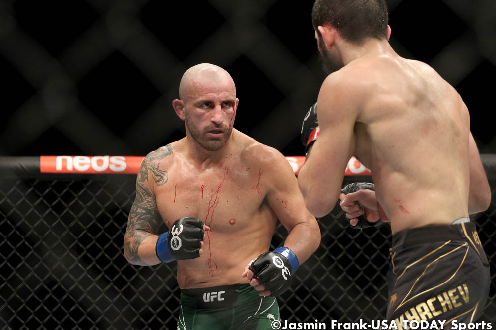 JohnMorgan_MMA's tweet photo. Alexander Volkanovski (@alexvolkanovski) remains the UFC's top pound-for-pound fighter despite his #UFC284 loss to lightweight champ Islam Makhachev.

In the latest official update, Volkanovski maintains his top spot, while Makhachev remains No. 2.

More: https://t.co/QN2w5NYJsC https://t.co/JDp7MTCn21