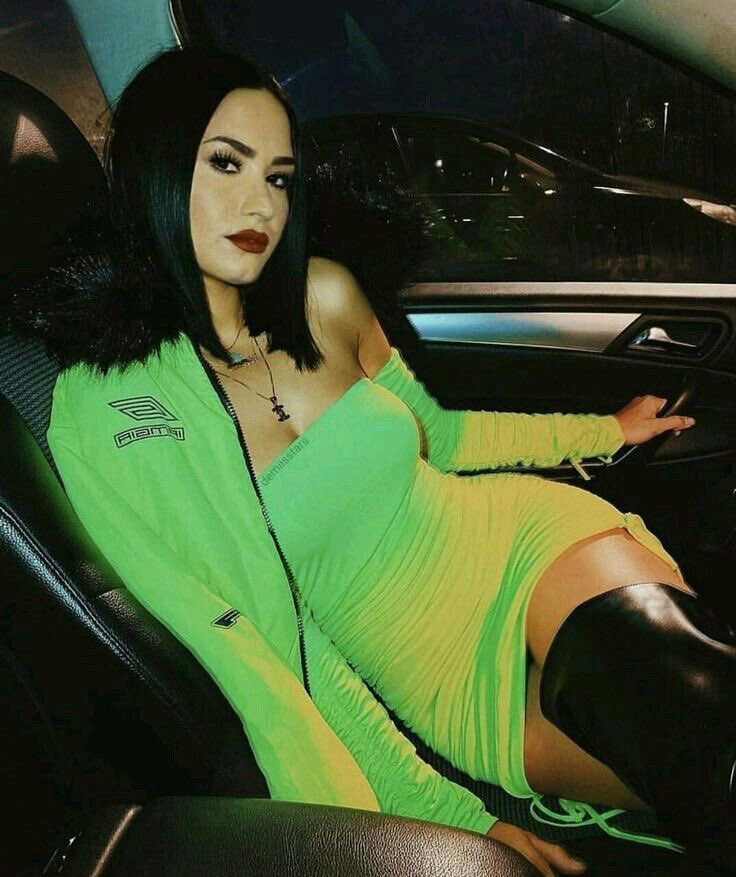 serpentinevencm's tweet photo. Outfits she would wear on a Valentine’s Day date…. If she had one. https://t.co/WDwcjOYToi