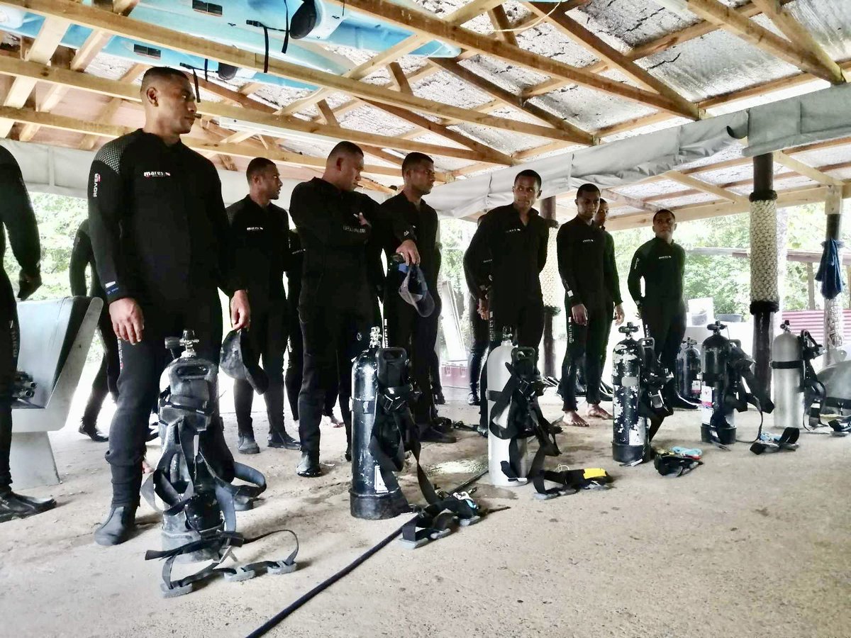 FijiNavy's tweet photo. #ICYMI 
⚓️ 𝙍𝙁𝙉𝙎 𝙎𝙖𝙫𝙚𝙣𝙖𝙘𝙖 medics undergo workup with @Australian_Navy STG in Cairns 🇦🇺

🤿 Navy dive team undergo workup training at 𝙍𝙁𝙉𝙎 𝙑𝙞𝙩𝙞

🆘 Navy Search &amp; Rescue flight conduct search in Lau

⚓️ Legal &amp; policy officers meet with 🇺🇸@USCG D14 officers https://t.co/OgJKS0a95Y