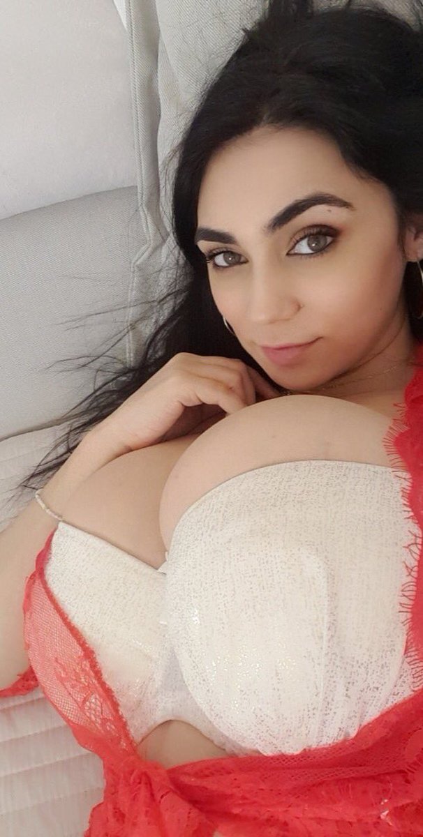 MooreNewness's tweet photo. Do you have plans with me on Valentine's day?💞😘😘
https://t.co/0mFSfhn3il https://t.co/VJGpmlZ4Gx
