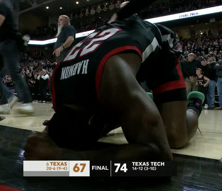 TEXAS TECH STUNS NO. 6 TEXAS 🤠 

De'Vion Harmon's career-high 25 points lead <a href="/TexasTechMBB/">Texas Tech Basketball</a> to their third straight home AP Top-15 win!