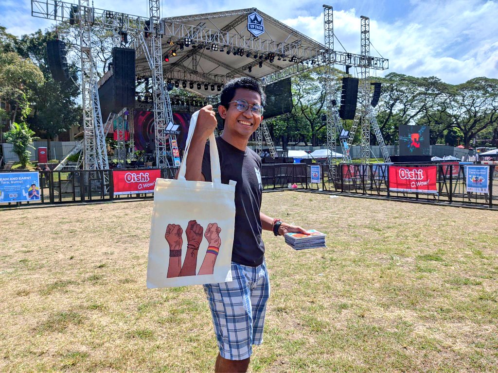 TheKejOfGlory's tweet photo. TARA SA UP FAIR! Support the artist this Valentine's!
Puwede niyo i-avail ang artworks ko sa anyo ng tote bags, postcards, at stickers sa booth ng @scmp_upd! Martes hanggang Sabado!
#JoinSCMP
#UPFair2023
#KaisaKaSaMusika
#NoToMandatoryROTC
#JoinSCMPUPD https://t.co/KjAVf5R82c