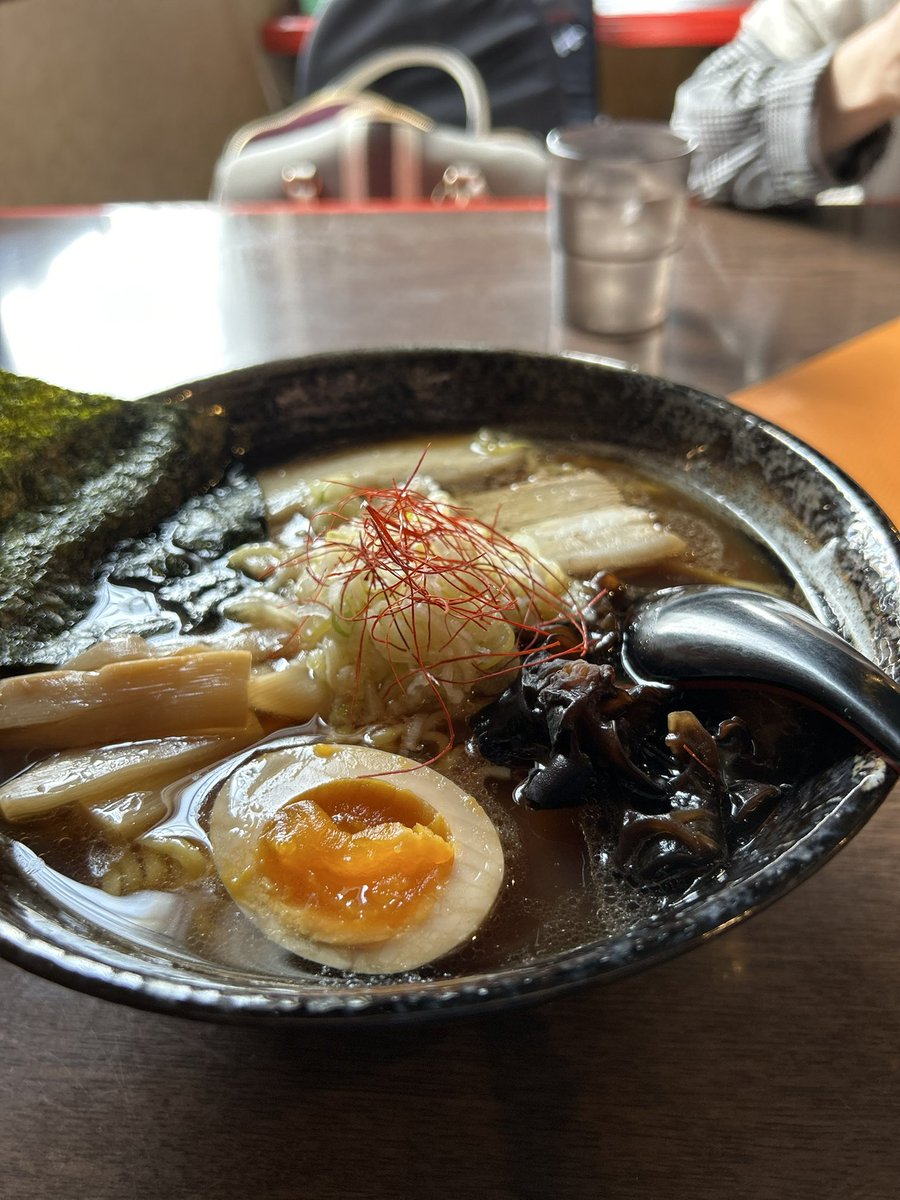 FarmSakurai's tweet photo. 醤油が効いたラーメンが好き🍜透き通って艶のある丁寧なスープ最高🍥店名独特で忘れない笑
「定休日は木曜日」が店名です！
#定休日は木曜日 #北海道 #十勝 #帯広 #ラーメン #醤油ラーメン https://t.co/YKcDKHUBxp