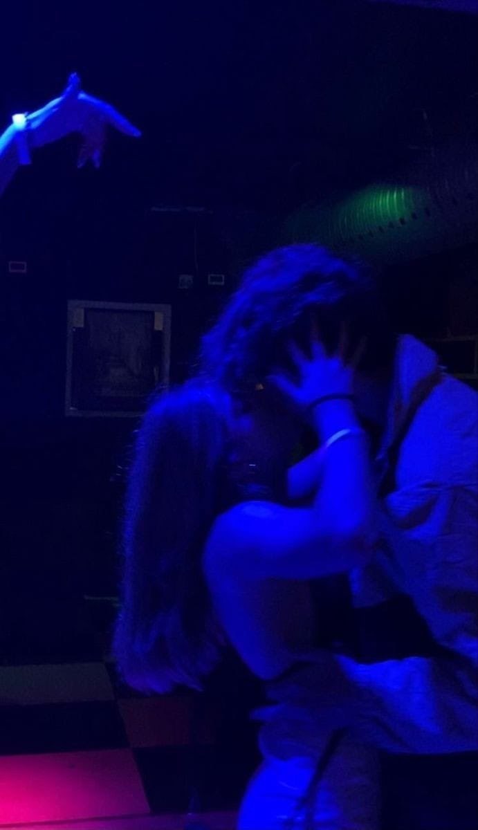 _wh0isthere's tweet photo. dos besitos porque tres mucha plata (o son gratis?) 💋💋 https://t.co/1gRkCJfXRK