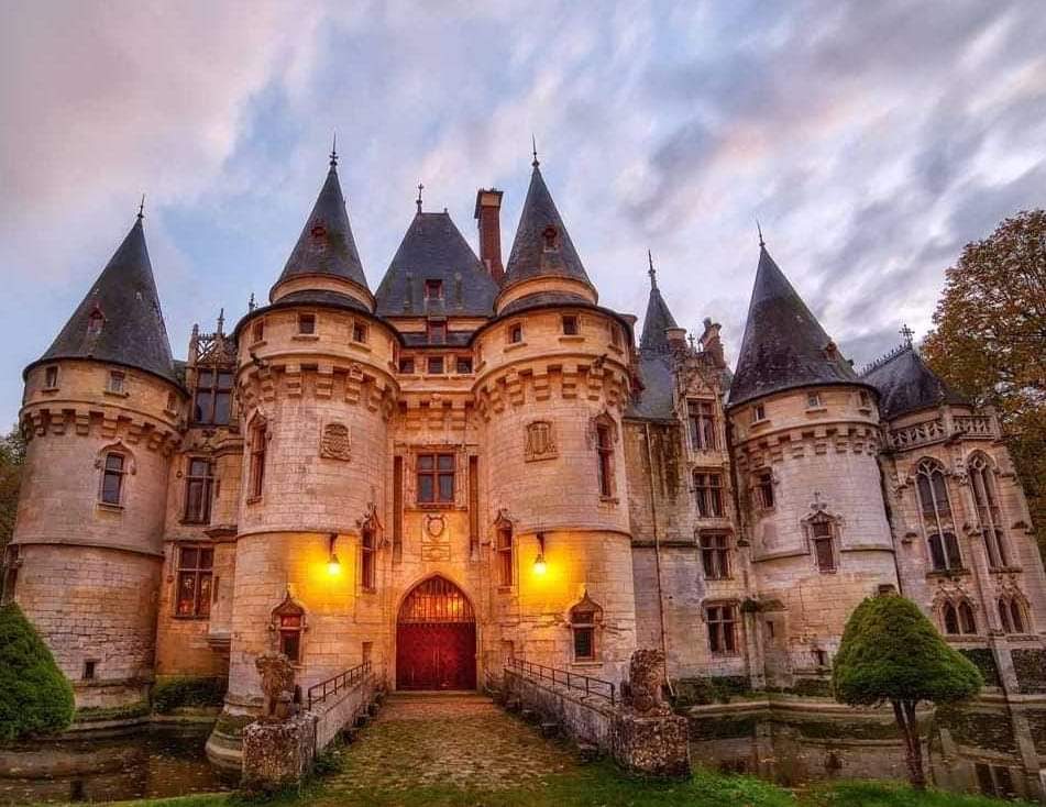 archeohistories's tweet photo. The Château de Vigny; a château in the commune of Vigny, Val d'Oise, France. It was built in 1504 CE, on the site of a mediaeval structure for Cardinal Georges d'Amboise, with substantial alterations in the 1880s.

#archaeohistories https://t.co/XASD5Rqkjn