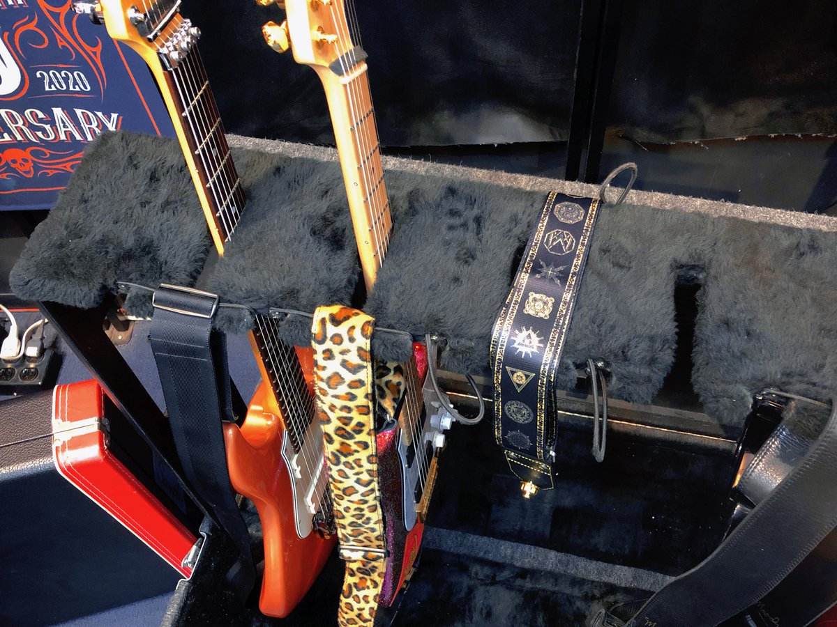 交換の儀にてハニーゴールドちゃんが
神々のコーナーに君臨中です🔥🔥🔥
トップ材のキルトメイプルは勿論
バックがシースルーのメタリックカラーで
杢目が透けているのも熱いですね🤟✨  