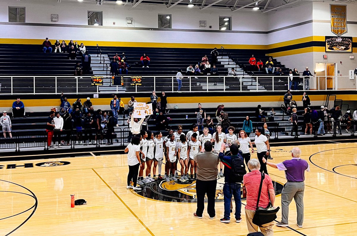 slparsons19's tweet photo. SWEET 1️⃣6️⃣ BOUND. So proud of the @OldGoldWBB team and the coaches who happen to be my favorite ladies ⭐️ #GoBigO #JourneyToState @OHSJackets1 https://t.co/FUrfdWxUIW