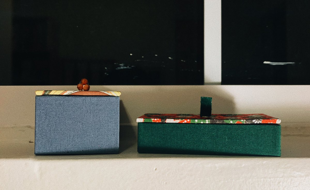 2 little boxes 🎁✨ the green one was made to hold all of the whiskers my cat leaves around the house 🐈😻 
#bookarts #bookart #boxmaking