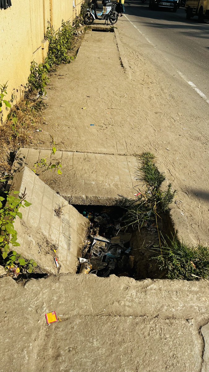 abbhargava10's tweet photo. @BBMPCares @BBMPCOMM the slabs over SWD on Basavanagara Main Road are broken and the next rains will lead to choked SWD and flooding again . Kindly help in preventing another flood situation in next rains https://t.co/L8rUjFkxx5