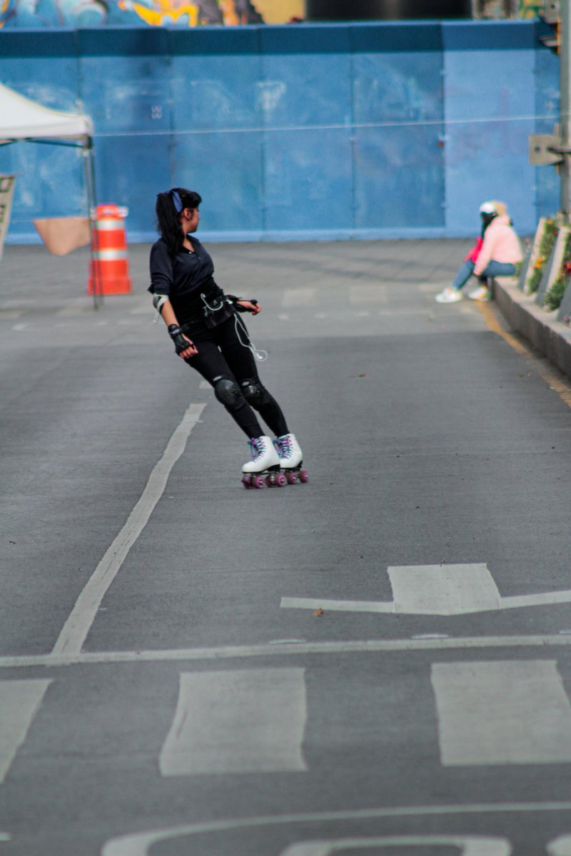 Siente la libertad sobre 8 ruedas

#YoSoy #BuenasNochesATodos #fotografo #patines #patinadora #streetphotography #fotografodecalle #candidstreet #soyfotografo