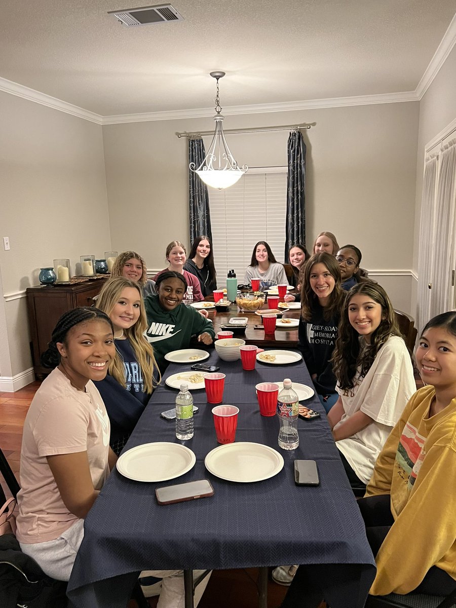 💚🐺🏀 Team dinner 🏀🐺💚

#CPProud
#PlayForEachOther
#Family