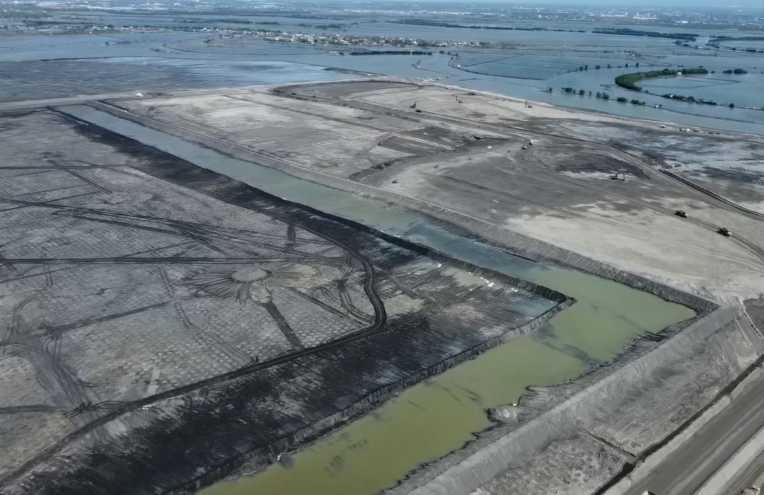 MangingisdaSays's tweet photo. These are the latest developments in the construction of San Miguel Corporation's Bulacan Aerotropolis project. This area used to be full of mangroves, birds &amp; marine life. Now, the sea has been dumped with sand dredged from Cavite.

Source: https://t.co/ZelkNaq4mA

#SaveTaliptip https://t.co/s9RFKaMivU