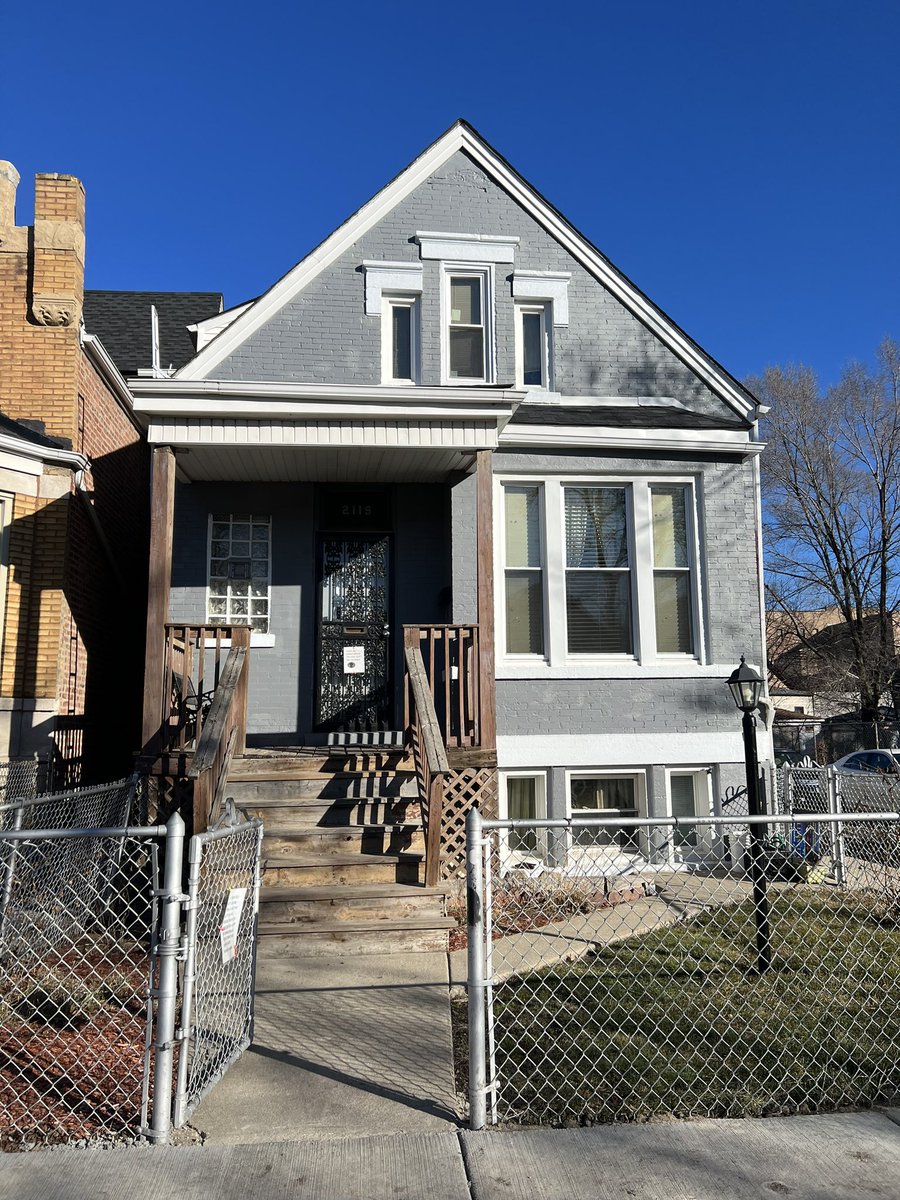 Заплатила $5 чтобы постоять на крыльце дома Галлагеров.
Оказалось, что весь сериал снимали в Калифорнии, а в Чикаго приезжали только на уличные съемки. 
Весь мир обман)