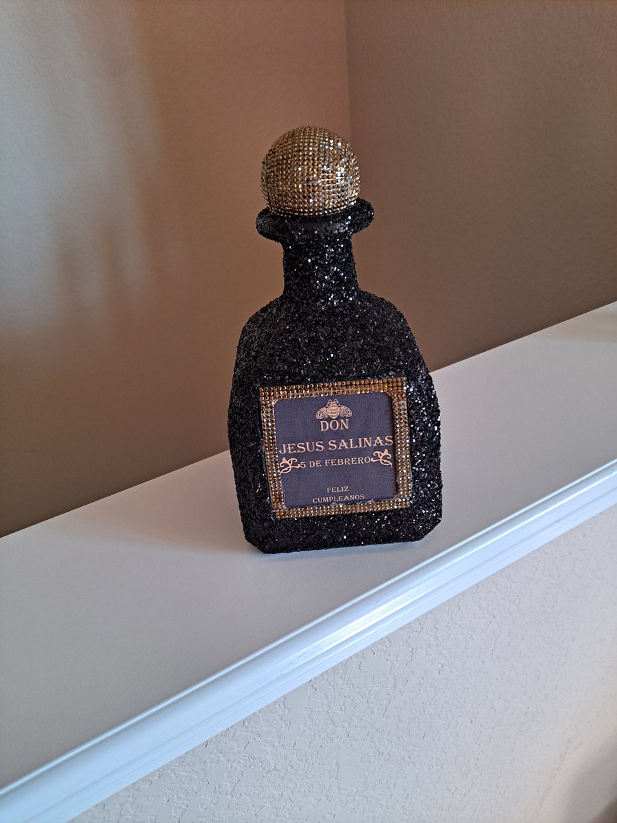 Tequila bottles

#FYP #fypage #foryoupage #Tequila #Patron #donjulio #glitter #rhinestones #black #Gold #anyoccasion #smallbusinessowner #JayJaysDesigns