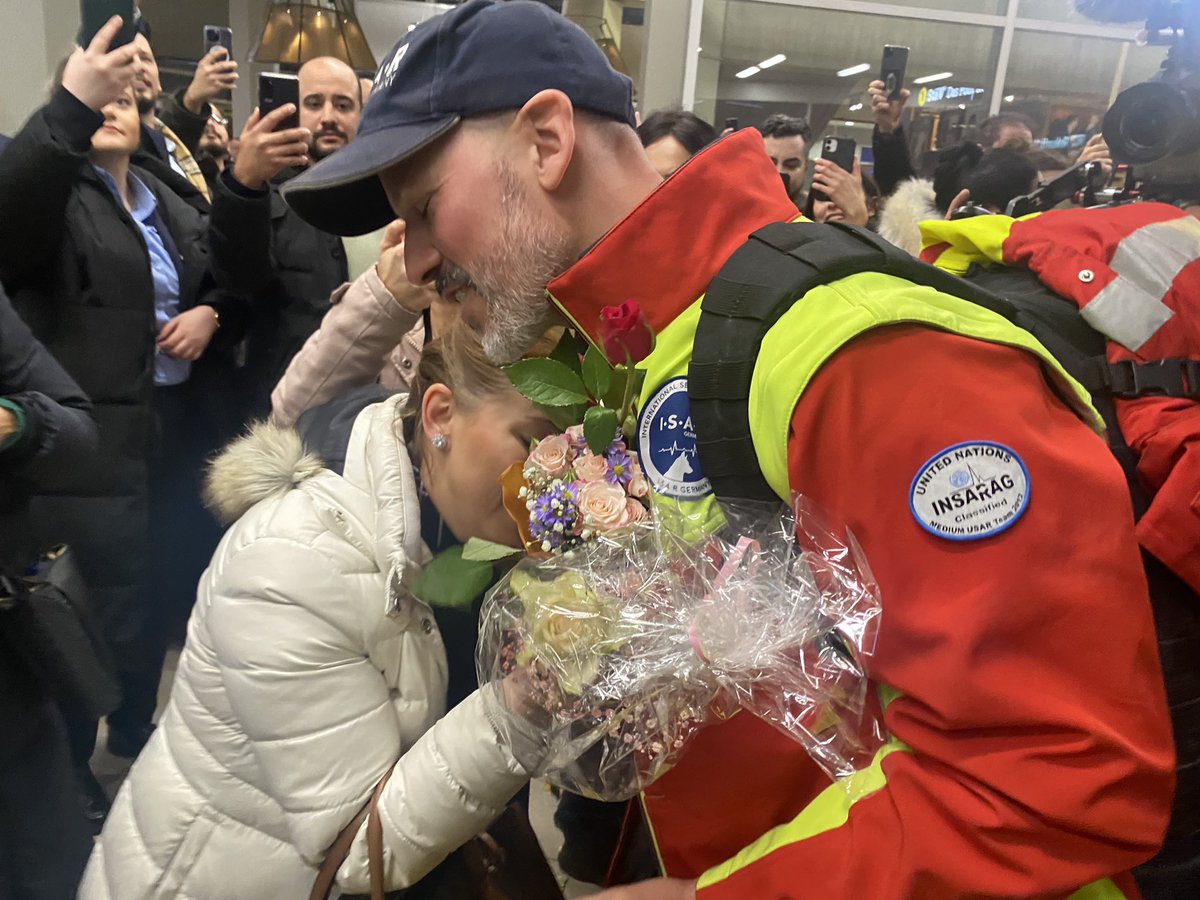 ➡️ 🇹🇷 🇩🇪 RÜCKKEHR - Unser Team ist am Abend aus der Türkei zurückgekehrt. Am Flughafen gab es einen überwältigenden und emotionalen Empfang. #türkei #erdbeben #deprem <a href="/BRH_SAR_dogs/">BRH Bundesverband Rettungshunde e. V.</a> <a href="/THWLeitung/">Bundesanstalt THW</a>
