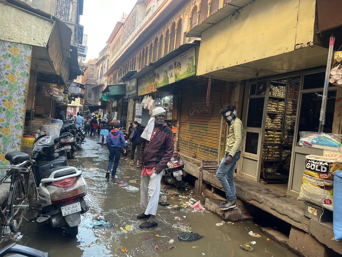 cschaturvedi06's tweet photo. This is the main road for Dwarikadhish temple and during Raj bhog Darshan … is this clean Mathura @dmmathura7512 @myogioffice @myogiadityanath @PMOIndia @aajtak @RSSorg https://t.co/20rHd5m5yv