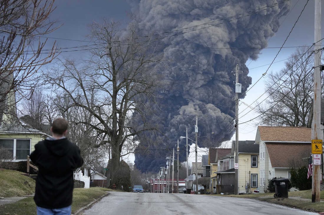 jouhinanewssy's tweet photo. Reports from #Ohio_state indicate that toxic vinyl chloride chemicals carried by the derailed train "contaminated" the #Ohio_River as far as West Virginia, where fish and livestock deaths were reported as far as 100 miles from the disaster area.
#UnitedStates #OhioTrainDisaster https://t.co/TCFnA6oTCv