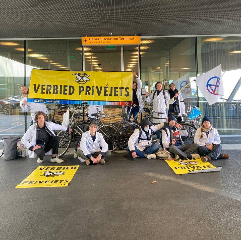 Scientists and academics are currently blocking the private jet terminal at Schiphol with bikes.

We are in a climate emergency. We cannot allow the rich to continue fueling the flames with their unnecessary, planet-destroying luxury emissions. #BanPrivateJets #TaxFrequentFlyers