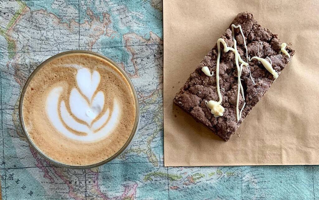 thecopperspoon's tweet photo. Wishing everyone a happy Valentines 
❤️🧡💛💚💙💜🖤🤍🤎
.
.
#happyvalentinesday #marazion #loveislove #loveislove🌈 #flatwhite #chocolateshortbread https://t.co/bp5WfKZnaw https://t.co/X8dYEaLIAr