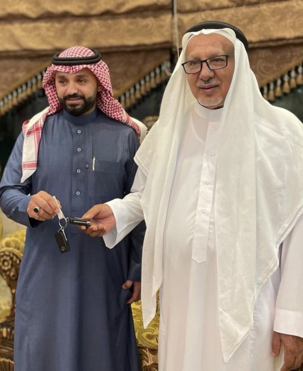 ⚪️🔴 قدوات 

تبرع لزوجته بكليته فكافأه أبوها بـ ( كامري ٢٠٢٣) .
هذا عنوان لقصة وفاء من الشاب محمد عبدالله الزهراني لزوجته ؛بعد معاناة مع فشل كلوي دامت ٣ سنوات  .
شكرا لوفائك يا محمد وشكراً لوالدها أ.سالم بن علي خرصان الغامدي على حفظ المعروف وحسن رد الجميل .