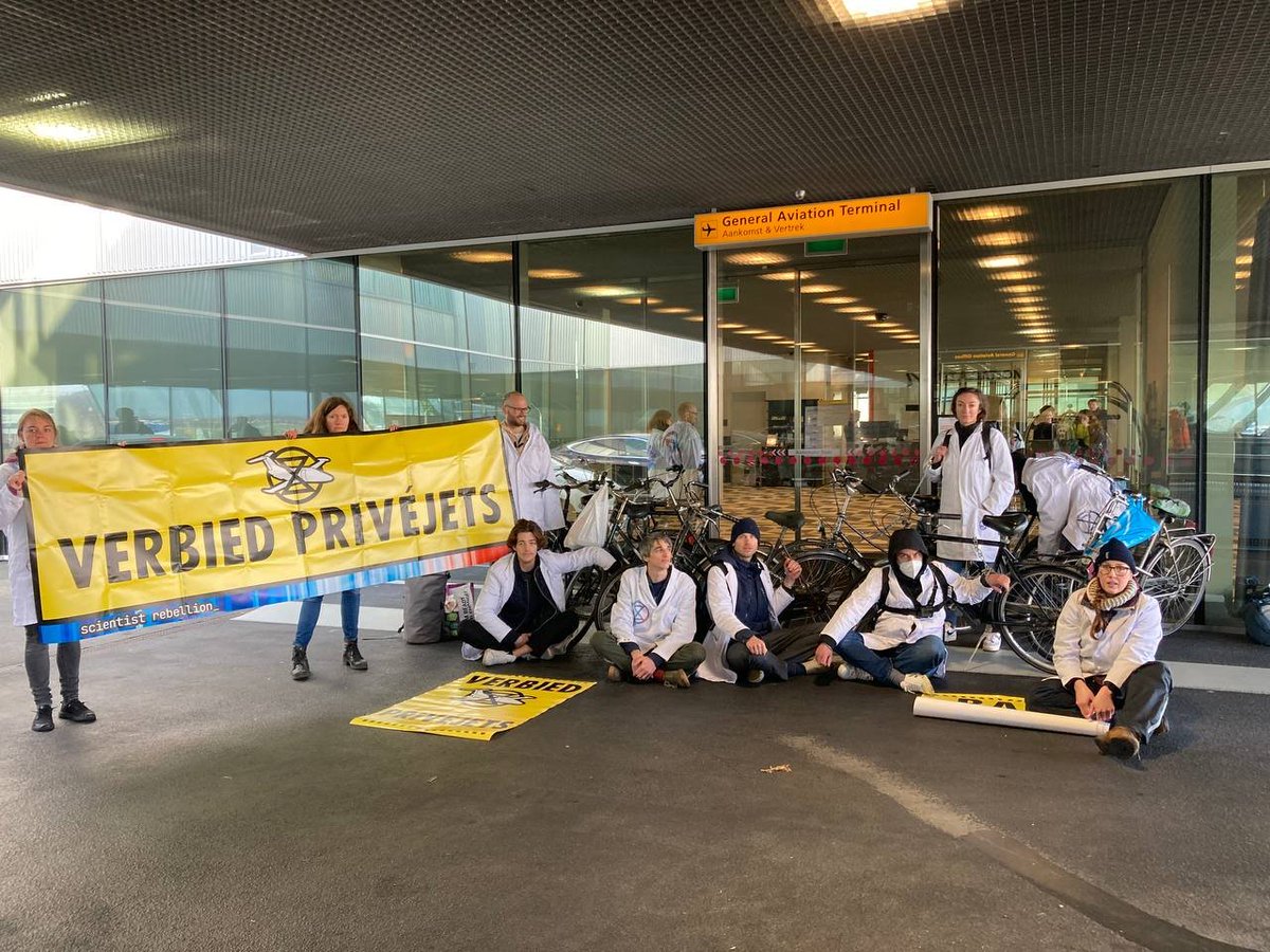 To secure a livable future for all, we must shift into emergency mode. We must #BanPrivateJets, #TaxFrequentFlyers, and #MakePollutersPay.

Our action is part of an international campaign with actions in >10 countries and >20 locations. For more info, see makethempay.info