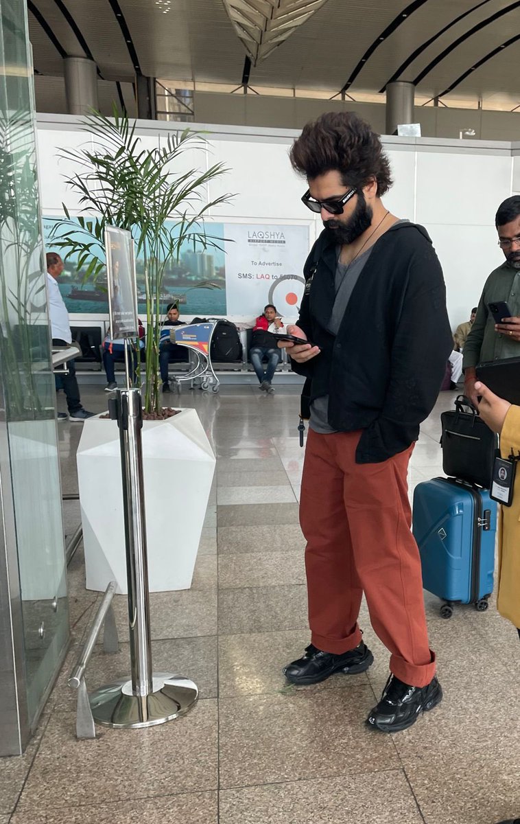 TeamRaPo's tweet photo. Ustaad @ramsayz looks Stylish &amp; Rugged in the Maass Avatar as he is off to Mumbai ✈️ at RGIA, Hyd !! 🤟🏻🤟🏻 

#RAPO
#RAPOMaassAvatar 🔥🔥 https://t.co/JqNdp6Z2fH