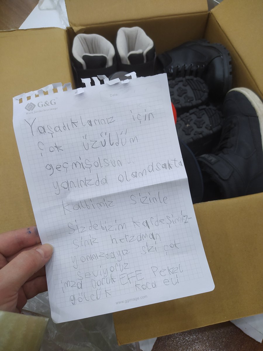 Depremzedeler için yardım toplanan merkeze gelen ayakkabılar ve bir not ❤️