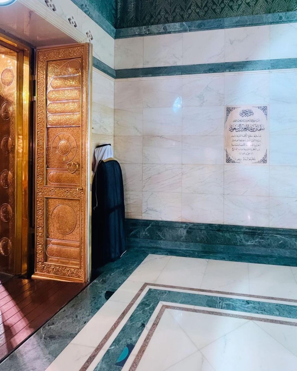 Al__Quraan's tweet image. This is what it looks like inside the Kaabah 🕋