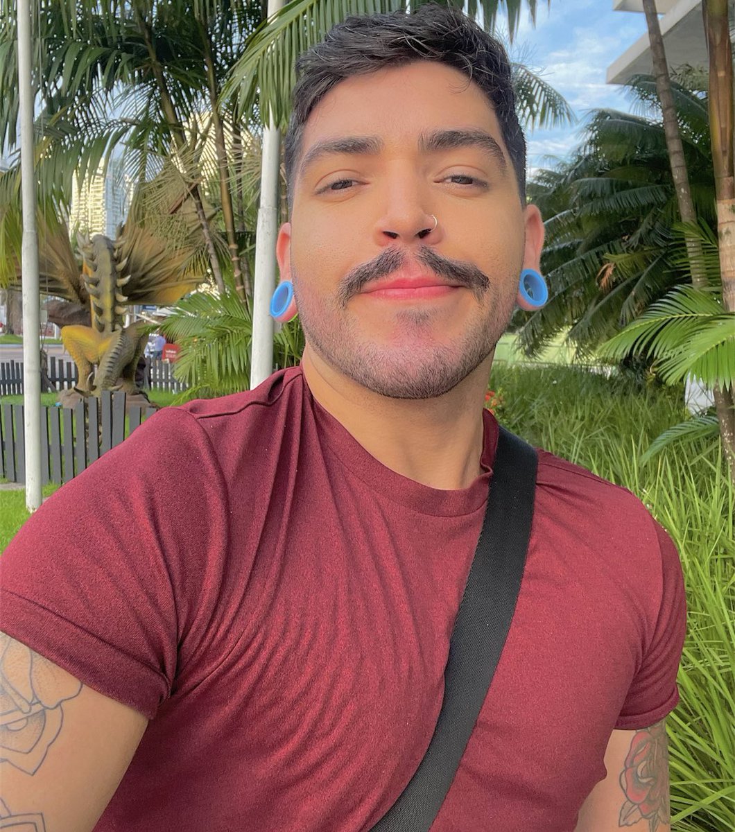 parachicoo's tweet photo. #BomDiaBrasil e queridxs o bigodinho #veioai https://t.co/E02ipU6Db5