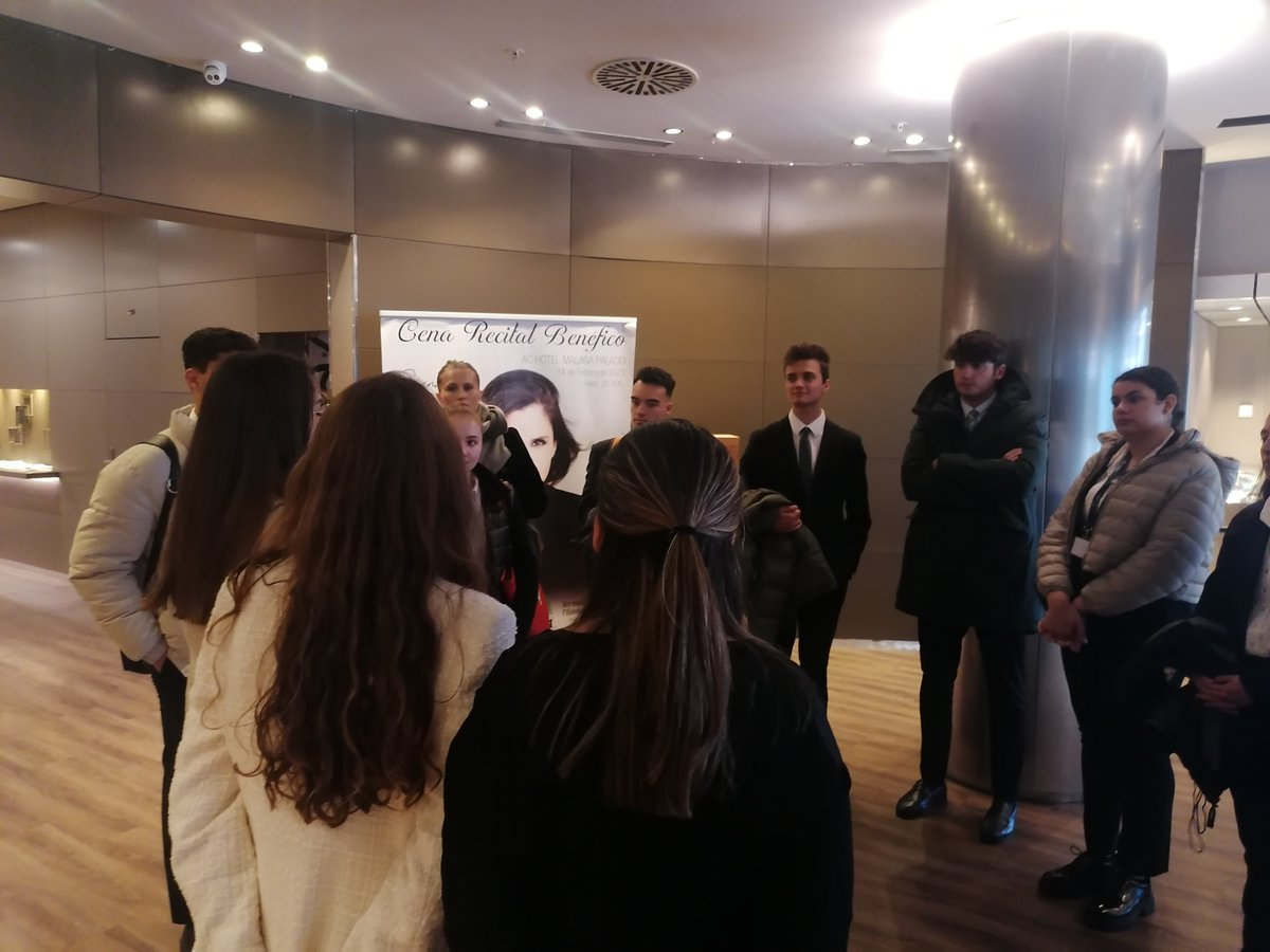 VatelMalaga's tweet photo. Los alumnos de #VatelMalaga han visitado el #ACMalagaPalacio un símbolo hotelero en Málaga
Muchas gracias a Cristina Granado, Front Desk Manager del hotel y a su equipo por abrirnos las puertas, contarnos su historia y mostrarnos las instalaciones de este hotel tan importante https://t.co/EGLkm1S2Bx