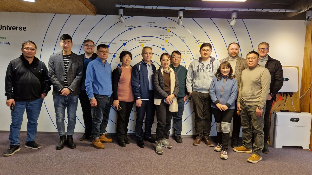 sunlyfeed's tweet photo. Endrik Arumägi ja @TallinnTech tõid meile külalised Mongoolia maaülikoolist, tehnikaülikoolist ning Saksa-Mongoolia Instituudist. Miks? 🤔 Sest #Sunly ruumides asub ka rohetehnoloogia demokeskus, kus tutvustame Eesti rohetehnoloogia idufirmasid ning nende tooteid ja teenuseid. 💡 https://t.co/m8DSgGHjGB