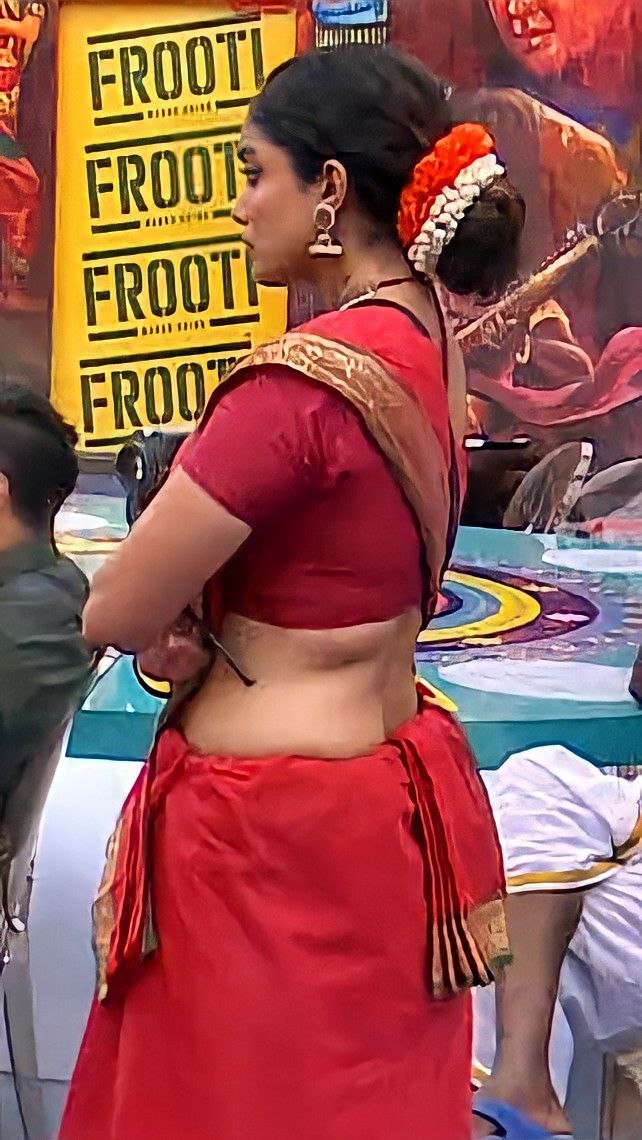 RomanticBull2's tweet photo. When I got to my @VeenaBala1 iyer frnd's home... Their ladies dress like a traditional nootys.... They expose their halwa hips and seduce us a lot with their buttery skin.... It is so much tempting that our d!ck becomes uncontrollable.... https://t.co/bRqN7gUkgP