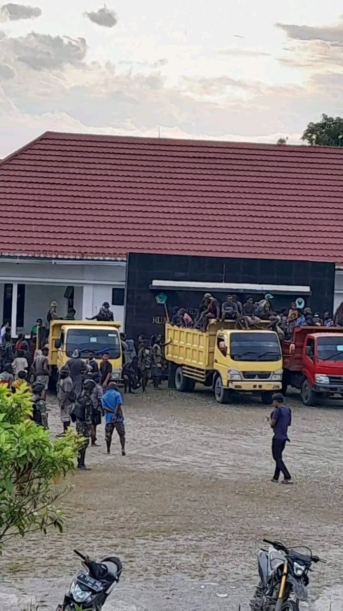 YulianP15's tweet photo. NKRI SEDANG LAKUKAN OPERASI MILITER DI DISTRIK PARO,NDUGA.
Rakyat sipil di distrik Paro sedang mengungsi akibat Operasi militer Indonesia di Distrik Paro Rakyat mengungsi dgn berjalan kaki selama 2 hari menuju ibu Kota Kabupaten Kenyam, Nduga.
@NPigai2
@NataliusPigai2
#SaveNduga https://t.co/p7GhRI8Mt5