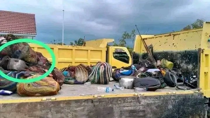 YulianP15's tweet photo. NKRI SEDANG LAKUKAN OPERASI MILITER DI DISTRIK PARO,NDUGA.
Rakyat sipil di distrik Paro sedang mengungsi akibat Operasi militer Indonesia di Distrik Paro Rakyat mengungsi dgn berjalan kaki selama 2 hari menuju ibu Kota Kabupaten Kenyam, Nduga.
@NPigai2
@NataliusPigai2
#SaveNduga https://t.co/p7GhRI8Mt5