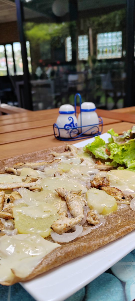 Fanvichka's tweet image. Résoudre ma #faim avec un parfum de #raclette sous forme de #crêpe Bretonne à la volaille.

Bon appétit #lesgens