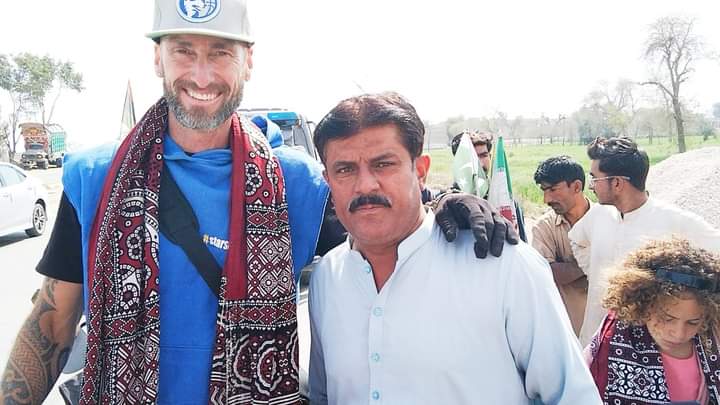 برازیل سے سائیکل پر سیر کرنے نکلی فیملی کا دادو کہ قریب ککڑ میں شاندار استقبال، پریس کلب ککڑ کی ٹیم نے اجرک بھی پہنائے۔

#Kakar #brazil #brazilian #pakistani #dadutimestv