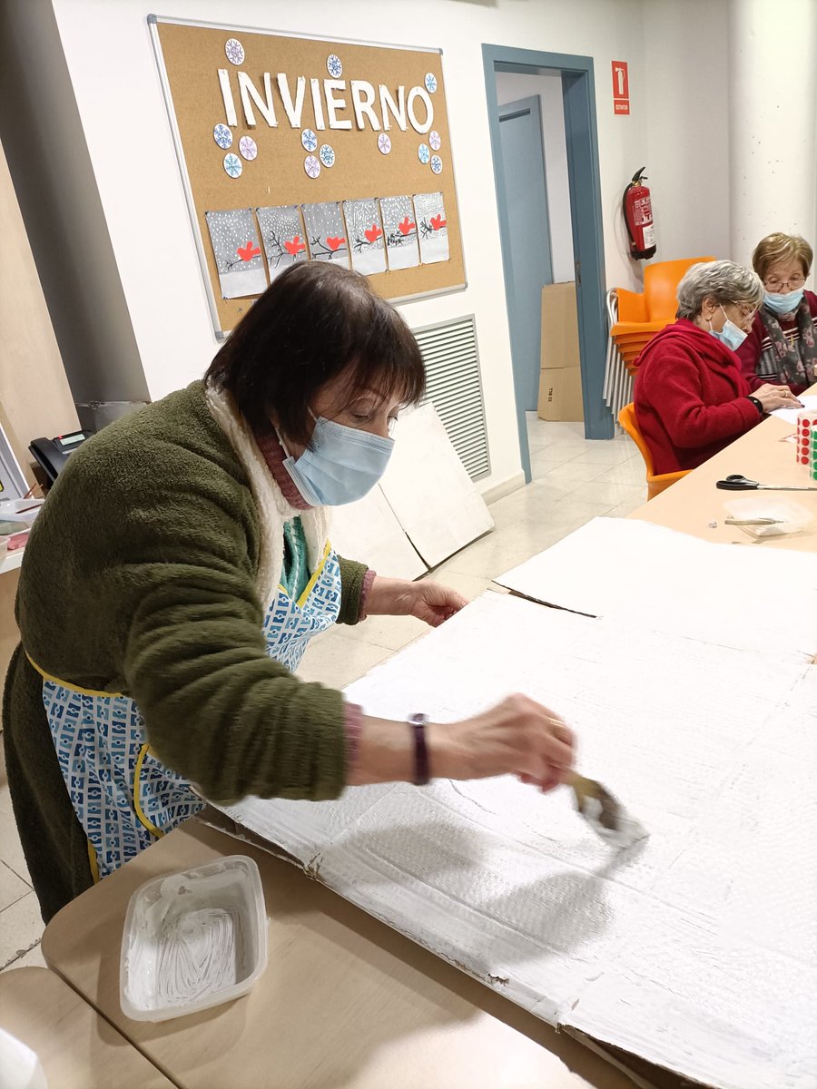 afamaresme's tweet photo. Seguim decorant el nostre centre de dia tot esperant l'arribada d'en #Pellofa amb qui ens entretindrem jugant una bona estona. Encara no endevineu de què ens disfressarem?
#AFAMcarnaval #Mareseme #carnaval #centrededia https://t.co/xolFlhTE7G