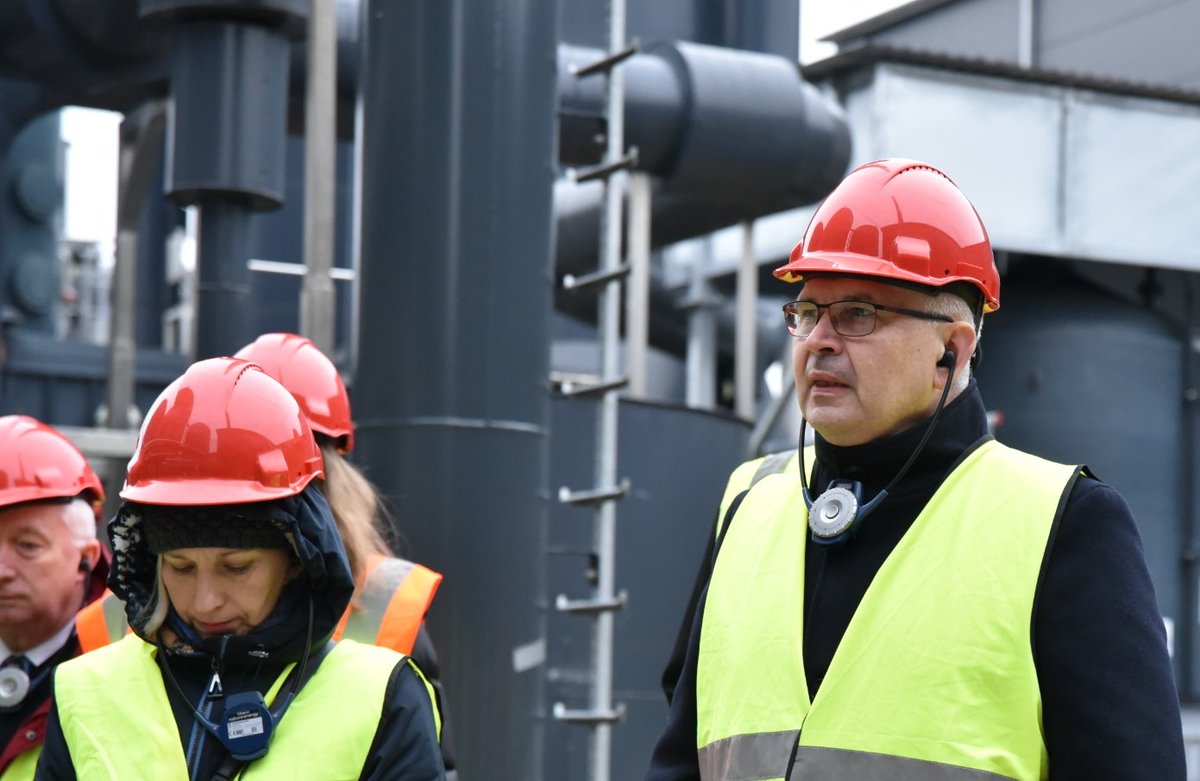 MKiS_GOV_PL's tweet photo. Wiceminister klimatu i środowiska @Ireneusz_Zyska zwiedził instalacje biogazowe i laboratorium położone na wyspie #Fyn. Była to okazja do dyskusji nt. działania biogazowni, a także o produkcji biogazu z upraw rolnych i odpadów ekologicznych. https://t.co/NfpEqhOmmt