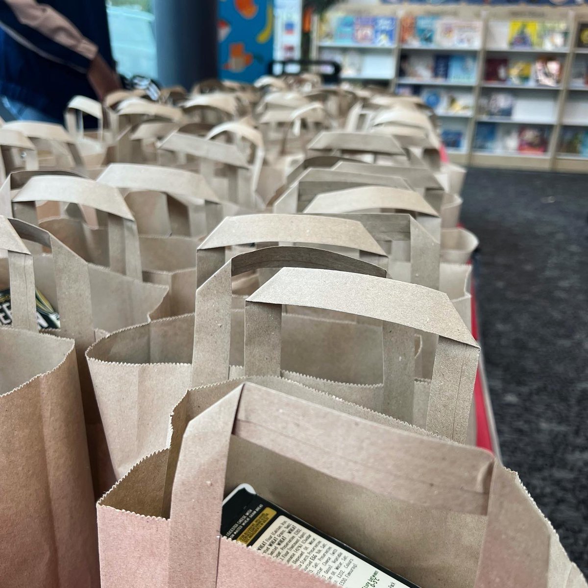 WoolwichLibrary's tweet photo. Free Holiday Meals for children yesterday provided by @GLL_UK, @Royal_Greenwich & @GCDAUK at #WoolwichLibrary! Great nutritious food provided for all. π₯ͺ Dates + info for the holidays here: https://t.co/SwKSS7HImm! π #ReadAndFeed @Better_UK #HealthyEating @greenwichlibs https://t.co/kUiMD1rn3j